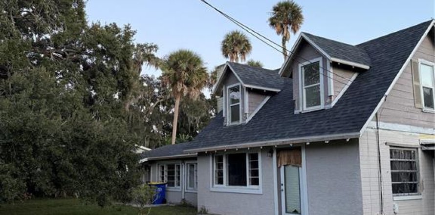Commercial property in Edgewater, Florida 3 bedrooms, 207.36 sq.m. № 2104016