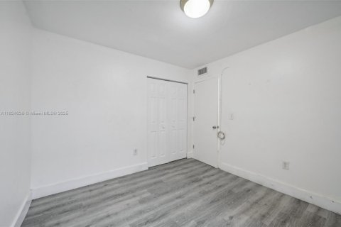 Condo in Miami, Florida, 2 bedrooms  № 1802456 - photo 11