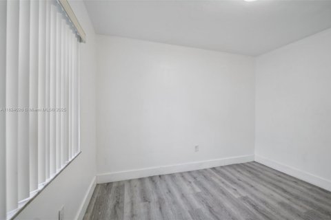 Condo in Miami, Florida, 2 bedrooms  № 1802456 - photo 12