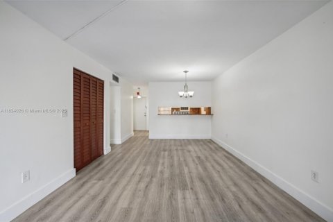 Condo in Miami, Florida, 2 bedrooms  № 1802456 - photo 5