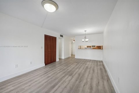 Condo in Miami, Florida, 2 bedrooms  № 1802456 - photo 4
