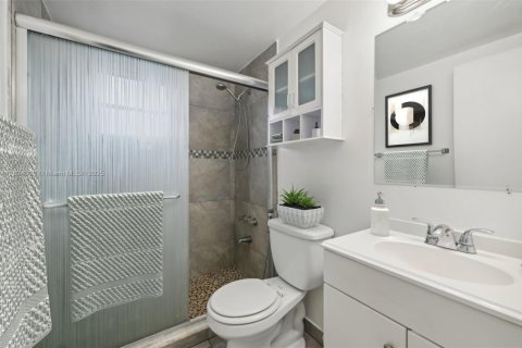 Condo in Miami, Florida, 2 bedrooms  № 1802456 - photo 13