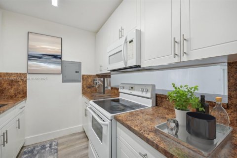 Condo in Miami, Florida, 2 bedrooms  № 1802456 - photo 7
