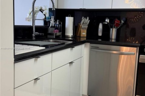 Condo in Miami Beach, Florida, 1 bedroom  № 2076556 - photo 6