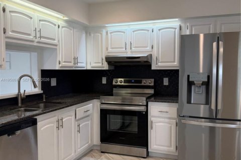 House in Boca Raton, Florida 3 bedrooms, 142.79 sq.m. № 2026693 - photo 5