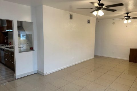 Купить кондоминиум в Майами, Флорида 1 спальня, 60.67м2, № 1921796 - фото 15