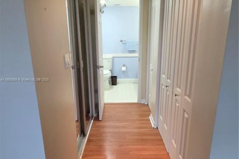 Condo in Hollywood, Florida, 2 bedrooms  № 1878392 - photo 16