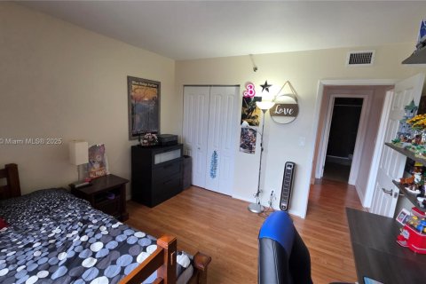 Condo in Hollywood, Florida, 2 bedrooms  № 1878392 - photo 24