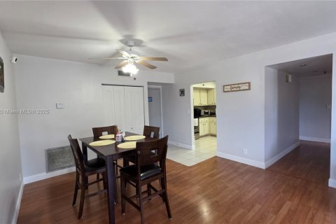 Condo in Hollywood, Florida, 2 bedrooms  № 1878392 - photo 12