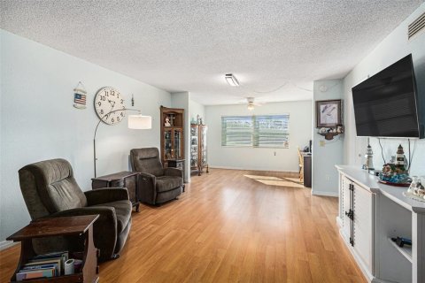 Condo in Saint Petersburg, Florida, 2 bedrooms  № 1543091 - photo 23
