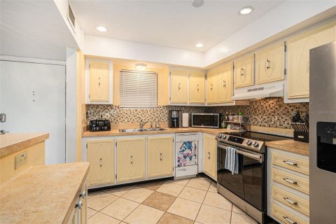 Condo in Saint Petersburg, Florida, 2 bedrooms  № 1543091 - photo 4