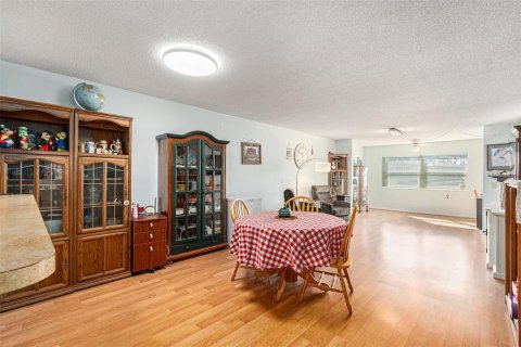 Condo in Saint Petersburg, Florida, 2 bedrooms  № 1543091 - photo 9