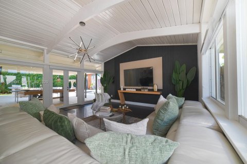 Купить виллу или дом в Катлер-Бей, Флорида 5 спален, 153.57м2, № 2046051 - фото 17