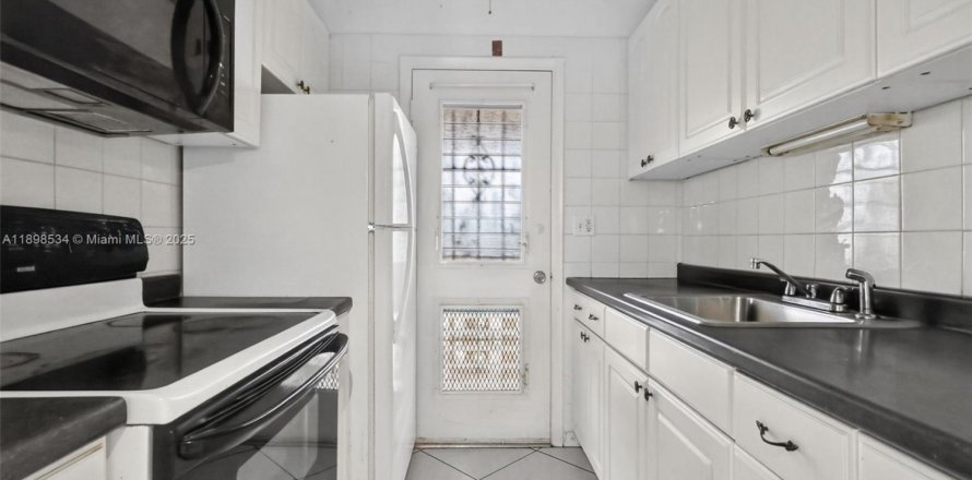 Condominio en Miami, Florida, 1 dormitorio  № 1953112