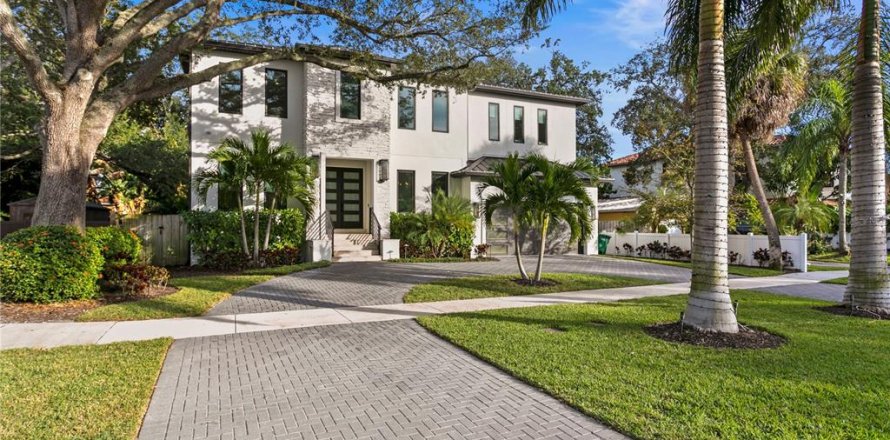 House in Tampa, Florida 5 bedrooms, 413.88 sq.m. № 1791954