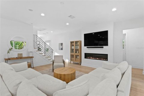 House in Tampa, Florida 5 bedrooms, 413.88 sq.m. № 1791954 - photo 6