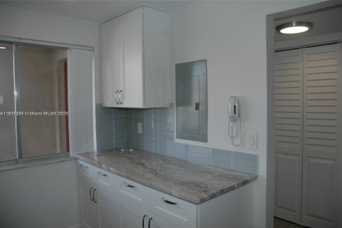 Condo in Lauderhill, Florida, 3 bedrooms № 2082322 - photo 7