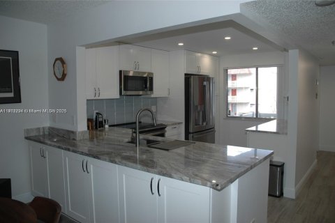 Condo in Lauderhill, Florida, 3 bedrooms № 2082322 - photo 5