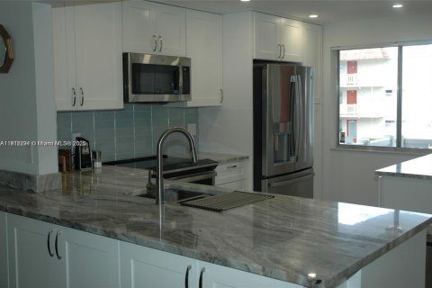 Condo in Lauderhill, Florida, 3 bedrooms № 2082322 - photo 2