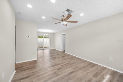 House in Tarpon Springs, Florida 4 bedrooms, 130.43 sq.m. № 2211089 - photo 9