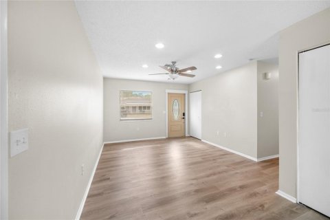 House in Tarpon Springs, Florida 4 bedrooms, 130.43 sq.m. № 2211089 - photo 12
