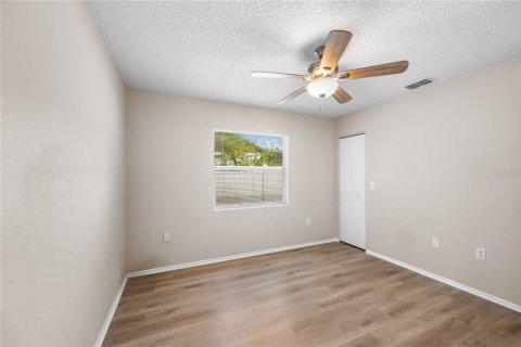 House in Tarpon Springs, Florida 4 bedrooms, 130.43 sq.m. № 2211089 - photo 24