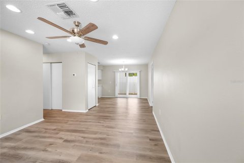 House in Tarpon Springs, Florida 4 bedrooms, 130.43 sq.m. № 2211089 - photo 10