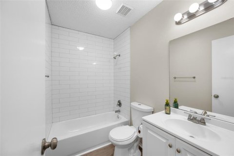 House in Tarpon Springs, Florida 4 bedrooms, 130.43 sq.m. № 2211089 - photo 22