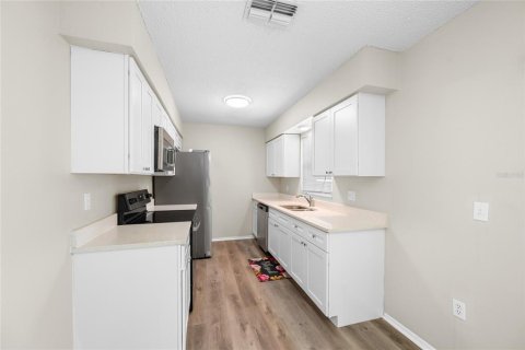 House in Tarpon Springs, Florida 4 bedrooms, 130.43 sq.m. № 2211089 - photo 14
