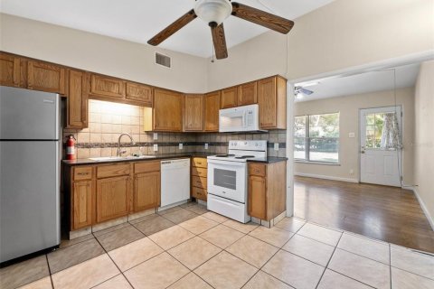 House in Sorrento, Florida 2 bedrooms, 84.36 sq.m. № 1635898 - photo 11