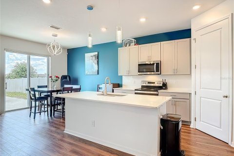House in HAMPTON OAKS in Deltona, Florida 4 bedrooms, 230.3 sq.m. № 2110319 - photo 4