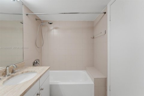 Condominio en venta en Coral Gables, Florida, 2 dormitorios, 106.09 m2 № 2017850 - foto 17