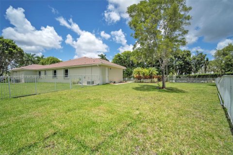 Villa ou maison à louer à Weston, Floride: 5 chambres, 312.43 m2 № 2168604 - photo 12