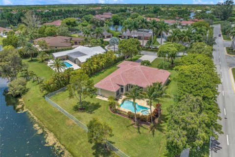 Villa ou maison à louer à Weston, Floride: 5 chambres, 312.43 m2 № 2168604 - photo 6