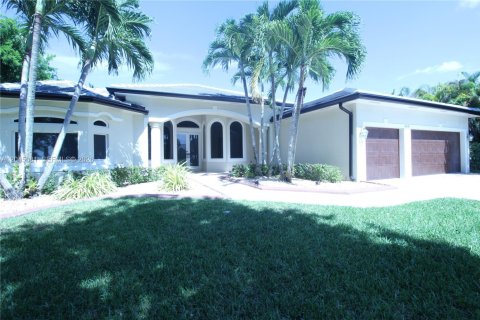 Villa ou maison à louer à Weston, Floride: 5 chambres, 312.43 m2 № 2168604 - photo 2