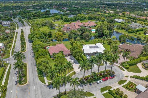 Villa ou maison à louer à Weston, Floride: 5 chambres, 312.43 m2 № 2168604 - photo 4