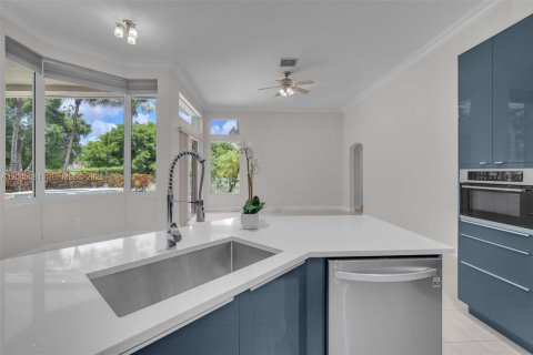 Villa ou maison à louer à Weston, Floride: 5 chambres, 312.43 m2 № 2168604 - photo 30
