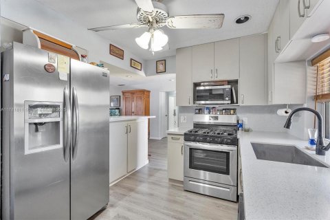 House in Sunrise, Florida 3 bedrooms, 132.11 sq.m. № 1633410 - photo 10