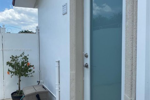 Immobilier commercial à louer à Miami, Floride: 1 chambre, 164.25 m2 № 1976836 - photo 1