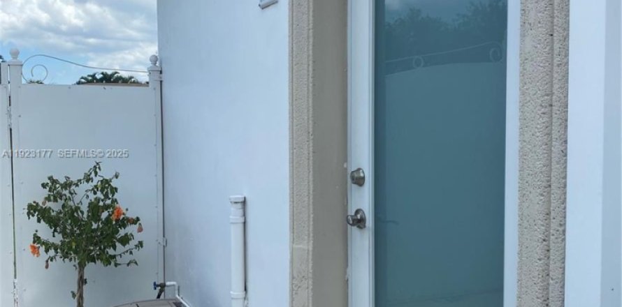 Immobilier commercial à Miami, Floride 1 chambre, 164.25 m2 № 1976836