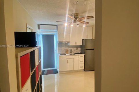 Immobilier commercial à louer à Miami, Floride: 1 chambre, 164.25 m2 № 1976836 - photo 2