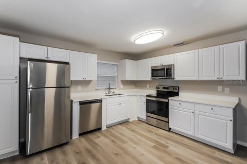 Casa en alquiler en Brandon, Florida, 3 dormitorios, 146.04 m2 № 1905119 - foto 6