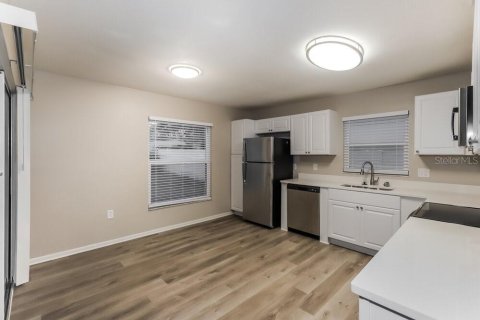 Casa en alquiler en Brandon, Florida, 3 dormitorios, 146.04 m2 № 1905119 - foto 7