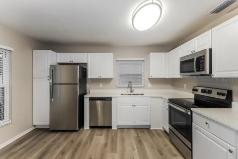 Casa en alquiler en Brandon, Florida, 3 dormitorios, 146.04 m2 № 1905119 - foto 8