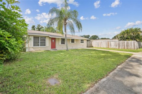 House in Pinellas Park, Florida 3 bedrooms, 108.14 sq.m. № 1845017 - photo 2