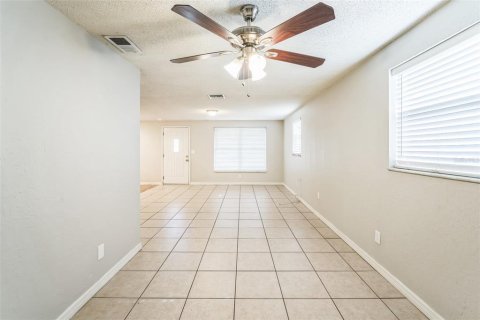 House in Pinellas Park, Florida 3 bedrooms, 108.14 sq.m. № 1845017 - photo 10