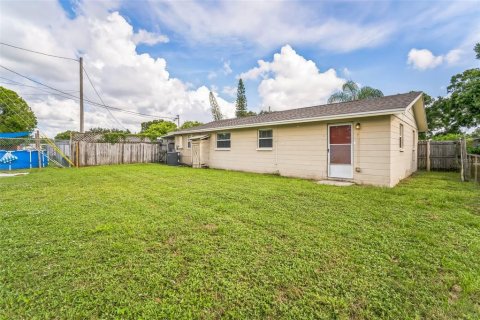 House in Pinellas Park, Florida 3 bedrooms, 108.14 sq.m. № 1845017 - photo 29