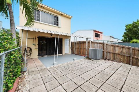 Townhouse in Hialeah, Florida 2 bedrooms, 120.03 sq.m. № 1925291 - photo 28