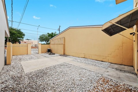 Townhouse in Hialeah, Florida 2 bedrooms, 120.03 sq.m. № 1925291 - photo 5