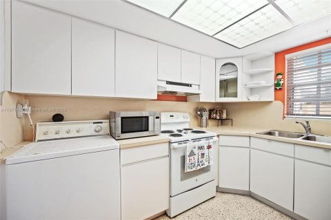 Townhouse in Hialeah, Florida 2 bedrooms, 120.03 sq.m. № 1925291 - photo 15